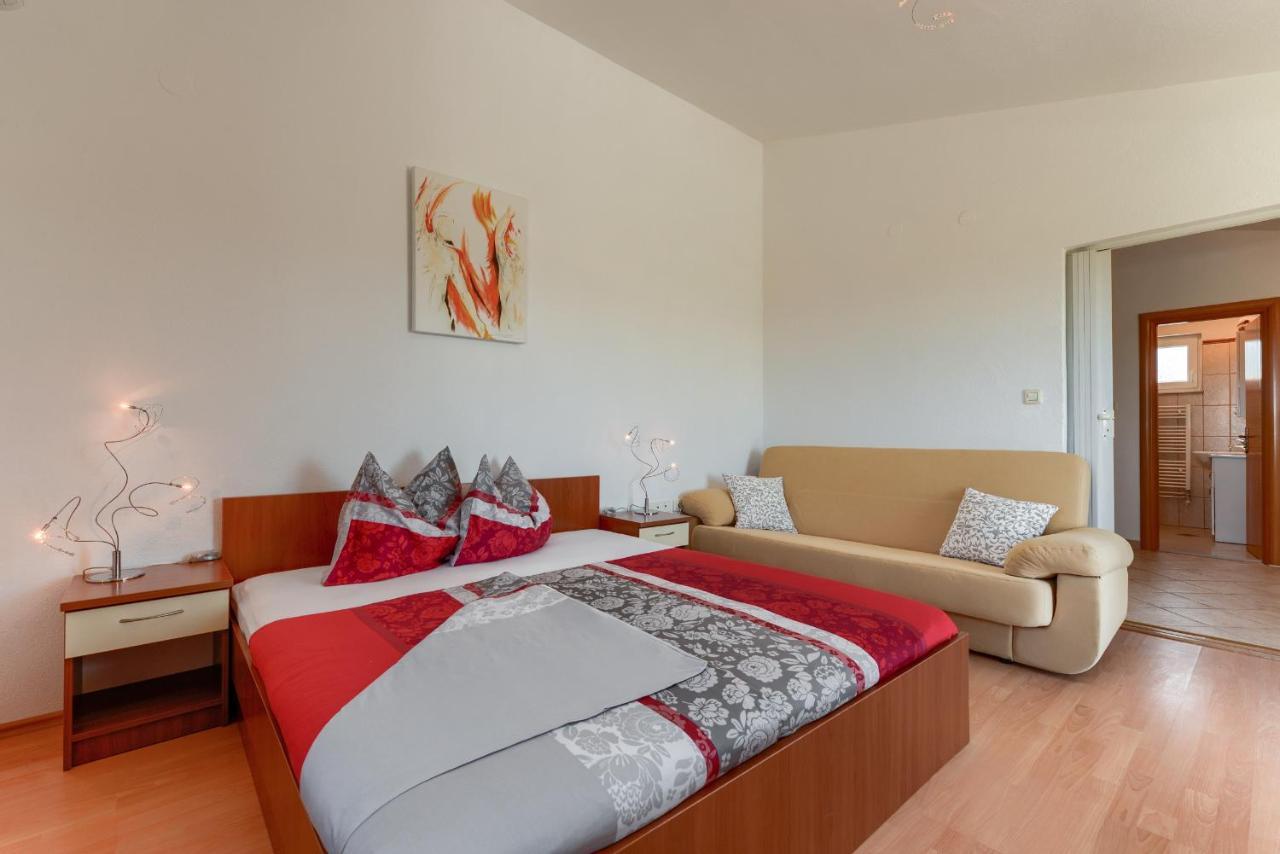 Appartement Haus Lilli Mit Pool à Ražanac Extérieur photo