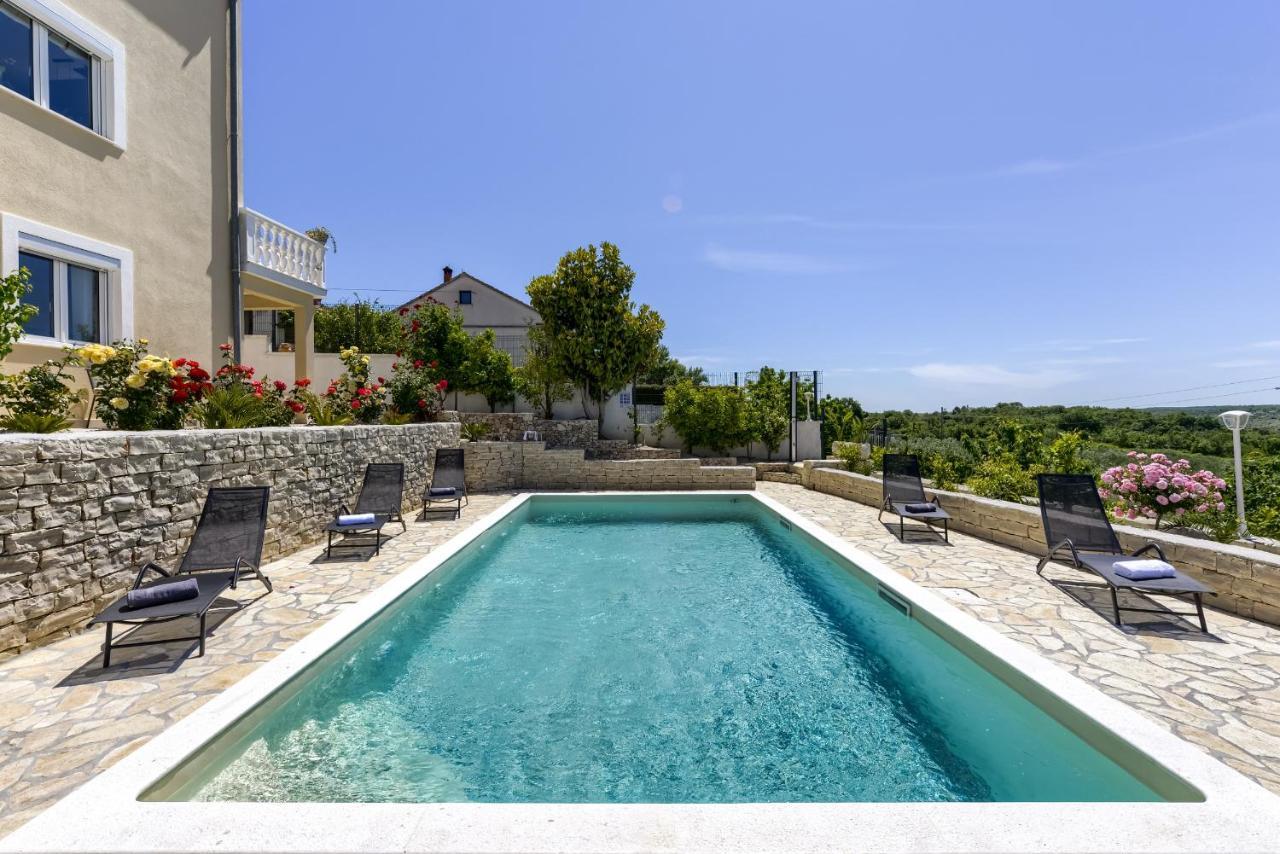 Appartement Haus Lilli Mit Pool à Ražanac Extérieur photo
