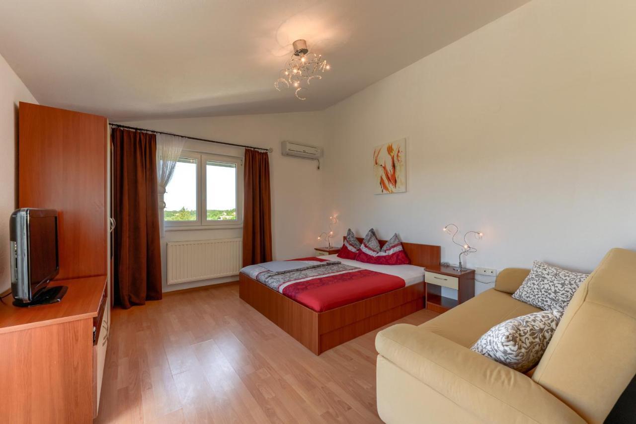 Appartement Haus Lilli Mit Pool à Ražanac Extérieur photo