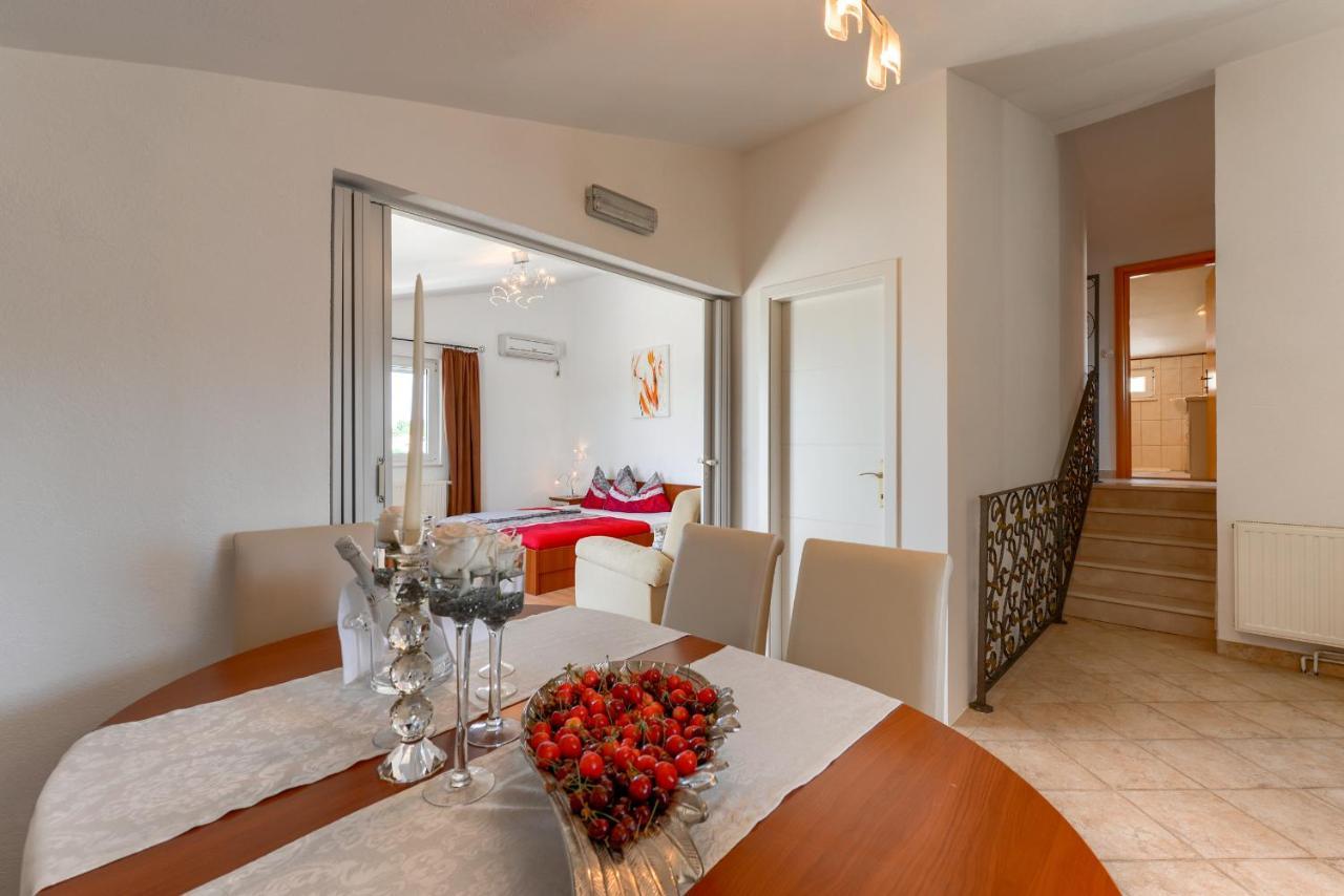 Appartement Haus Lilli Mit Pool à Ražanac Extérieur photo